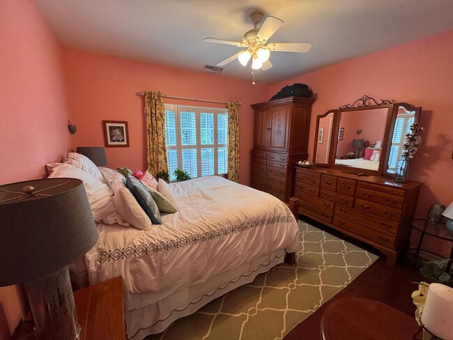 Building Photo - Charming Getaway