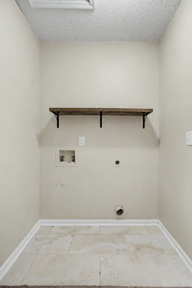 Building Photo - 1384 Forest Lake Dr