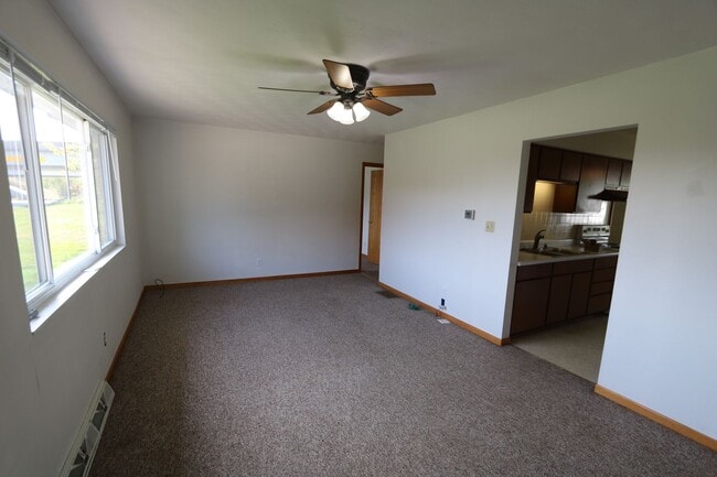Building Photo - 2 Bedroom 1 Bath