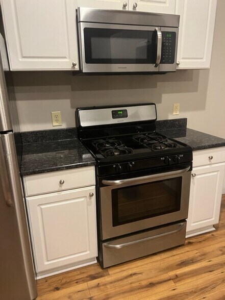 Building Photo - 214 Bridge Street #5