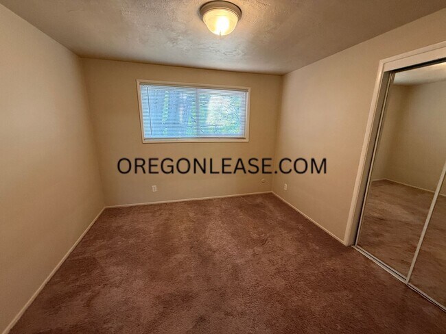 Building Photo - 2 bedroom apartment unit with in unit laundry