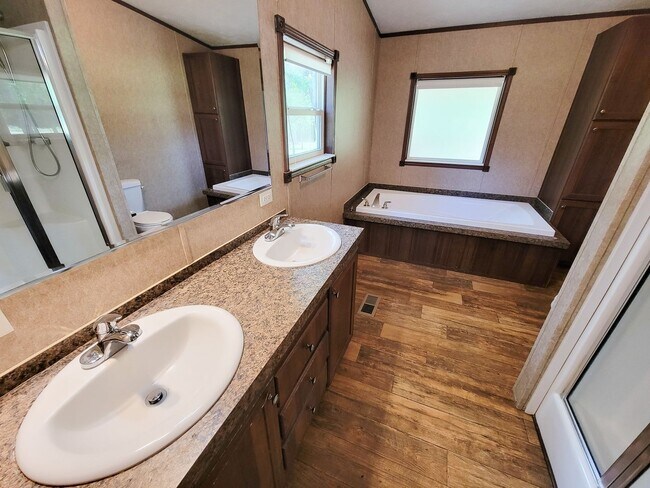 Building Photo - Cozy and Adorable home 4 bedroom 2 bath ho...
