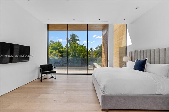 Building Photo - 825 E Dilido Dr