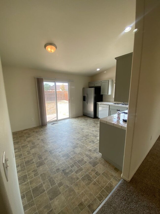 Building Photo - Charming 3 Bedroom