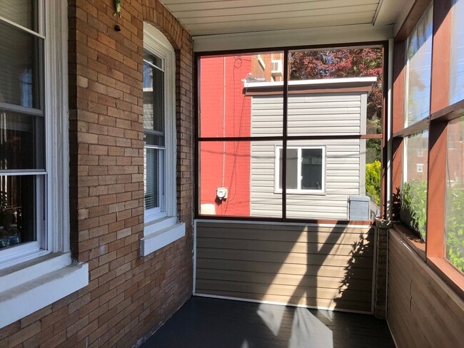 Building Photo - Great 3 Bedroom Home! Freshly Painted! New Flooring! Large Living Area! Eat-in-Kitchen! Screened ...