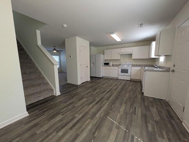 Building Photo - 75 Shamrock Dr SW