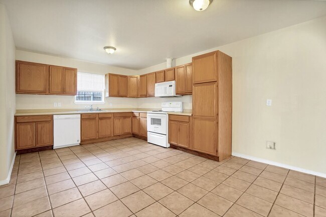 Building Photo - 560 Perch Rd