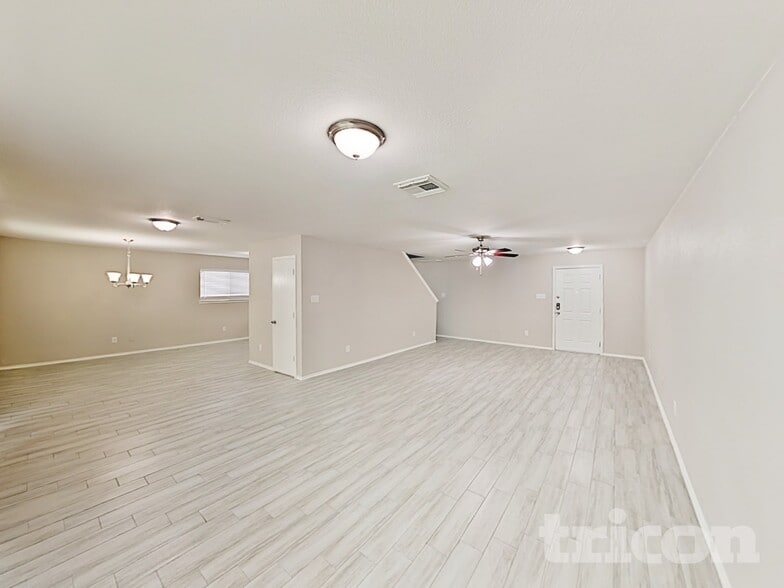 Building Photo - 12402 Grossmount Dr