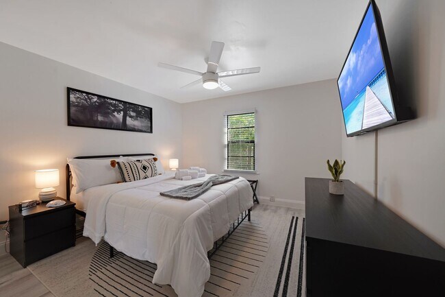 Building Photo - Furnished House in Hollywood Florida - Jun...
