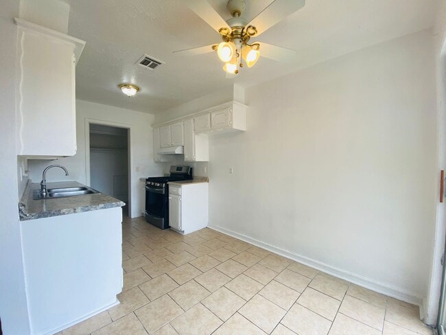 Building Photo - 3 Bed 1 Bath home for rent in NW OKC!