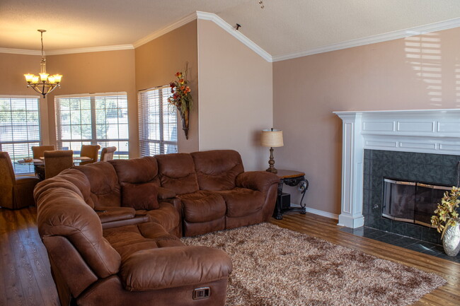 Building Photo - Charming 3 bedroom home