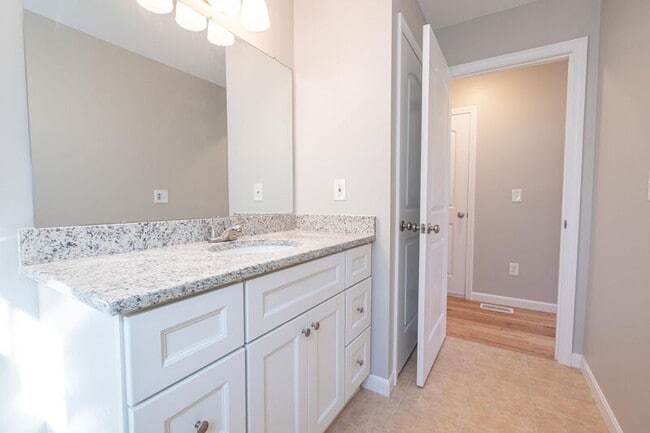 Building Photo - 49 Katharine St