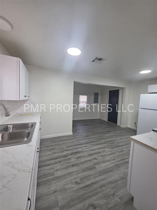 Building Photo - 3Bedroom/1Bathroom-House