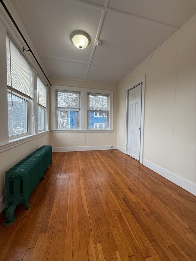 Building Photo - Spacious, Sunny and Updated Brighton / Oak...