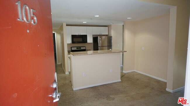 Building Photo - 922 W 23rd St