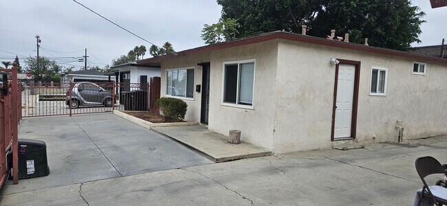 Building Photo - 1010 Wallgreen St