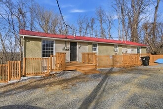 Building Photo - 2 Bed / 1 Bath. Off street parking.