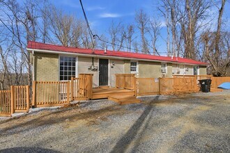 Building Photo - 2 Bed / 1 Bath.  Pet Friendly.  Off street parking.