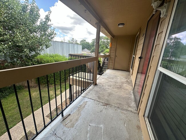 Building Photo - For Lease | 2 Bed, 2 Bath |863 Sq Ft | Wim...