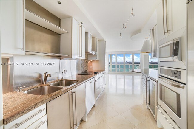 Building Photo - 2100 S Ocean Dr
