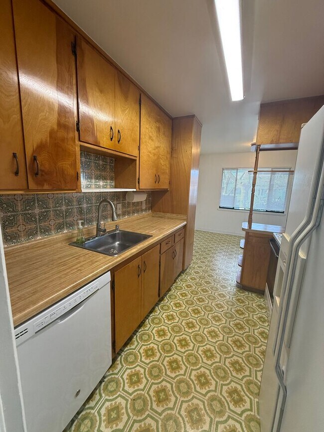 Building Photo - Easy Freeway access