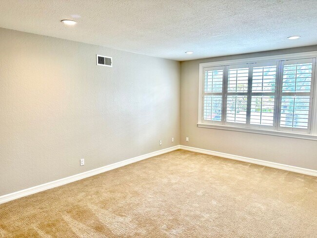 Building Photo - Large 5 Bedroom Single Family Home Near Da...