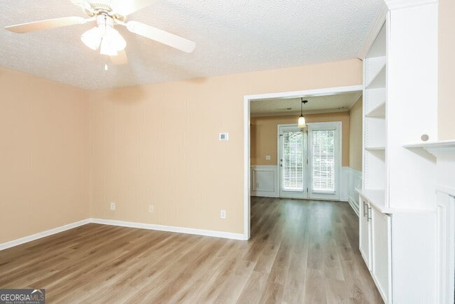 Building Photo - 411 Hillcrest Cmns