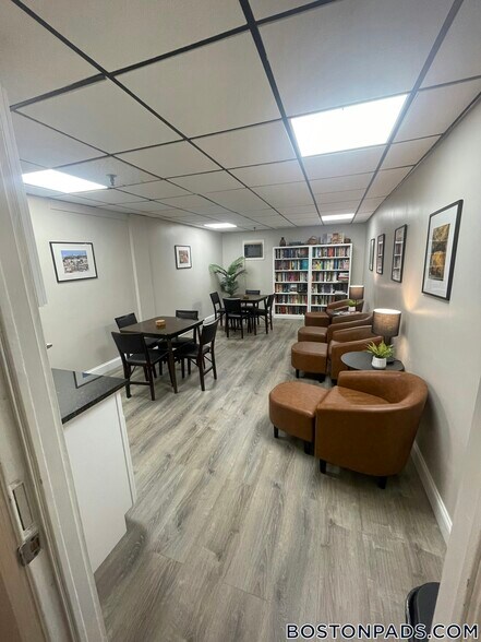 Primary Photo - 4380 N Main St