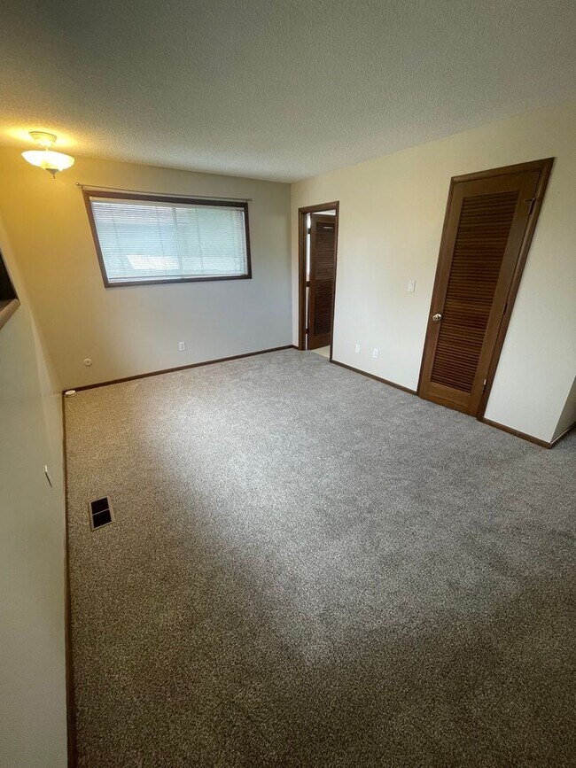 Building Photo - Amazing Freshly Updated Four Bedroom Two Bath Home In Amazing Lebanon Location!