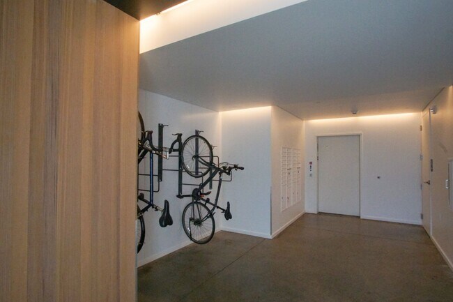 Building Photo - Check Out These Specials! Buckman 2nd Floor Urban 1 Bdr with D/W & Washer/Dryer!