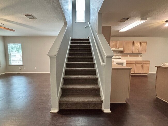 Building Photo - Beautiful 3 Bedroom Home with Loft | 2.5 B...