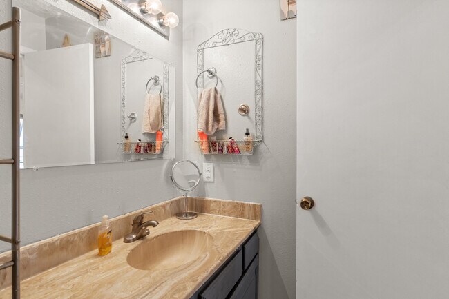 Building Photo - 310 Cll Quieta NE