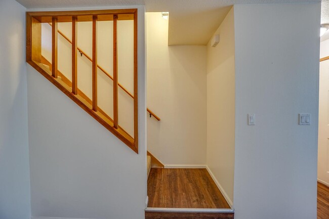 Building Photo - December Rent Free! Fanno Creek Condo - Lo...