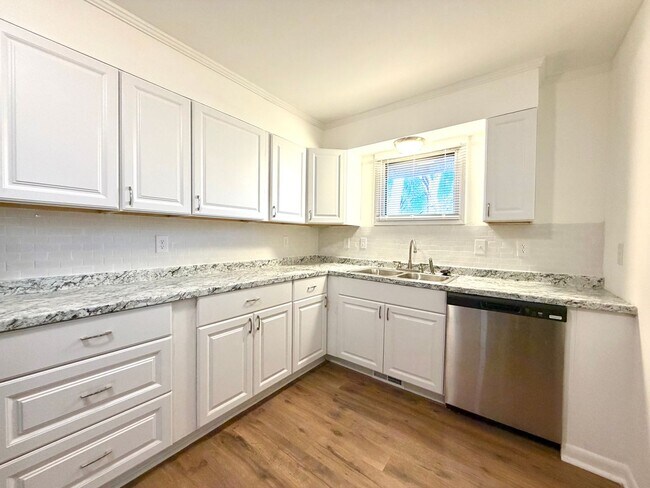 Building Photo - 887 Elwood Dr