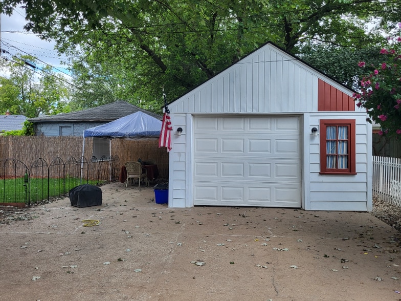 Building Photo - 15131 Crescentwood Ave