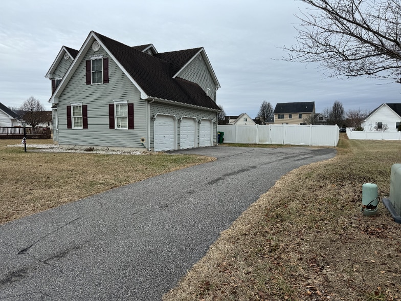 Building Photo - 134 Knob Hill Way