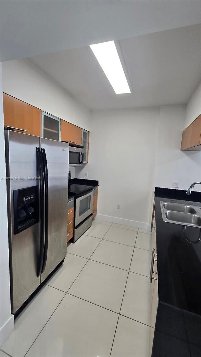 Building Photo - 1750 N Bayshore Dr
