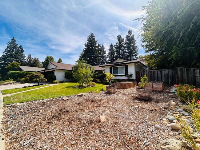 Building Photo - 1163 Gamay Dr