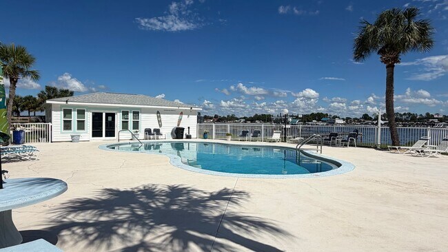 Building Photo - 3600 Thomas Dr