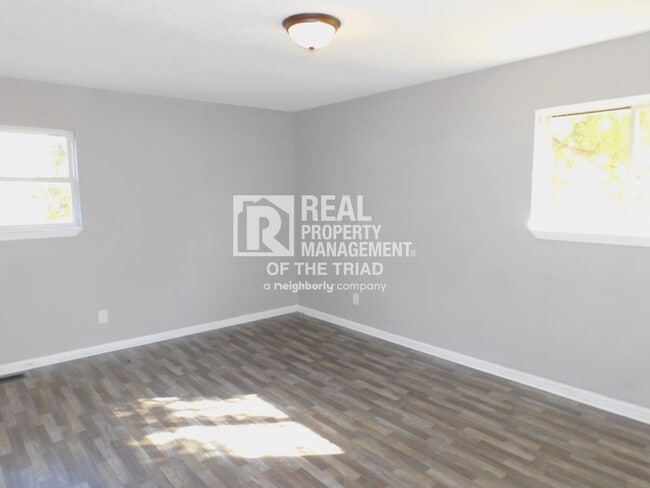 Building Photo - 3 bed/1.5 bath Bungalow in the Heart of Hi...