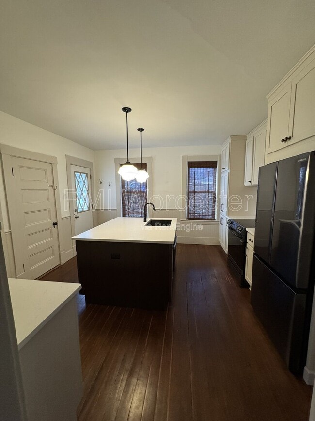 Building Photo - 161 Lincoln St