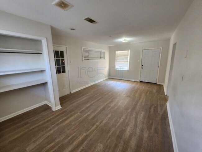 Building Photo - Compeltely Remodeled 3 Bedroom 3 Bathroom