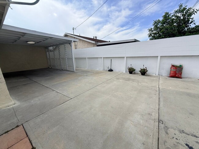 Building Photo - Spacious 3BR Home with Central AC & Private Yard in Baldwin Park