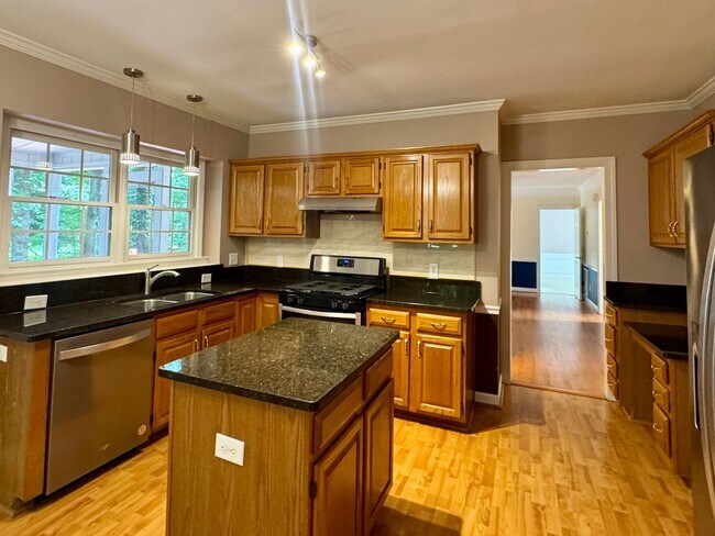 Building Photo - 4 Bed | 2.5 Bath House in Chapel Hill