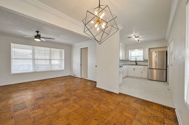 Building Photo - 6104 S Villa Ave