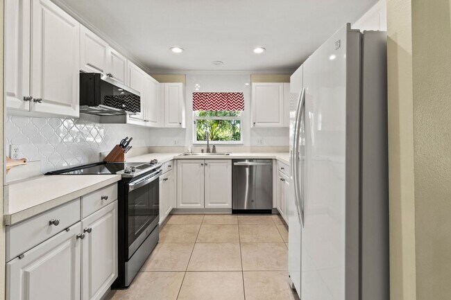 Building Photo - 2BR | 2Bath Central Sarasota Townhouse