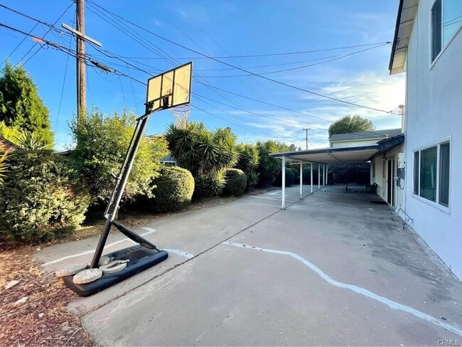 Building Photo - 1666 W Chanticleer Rd