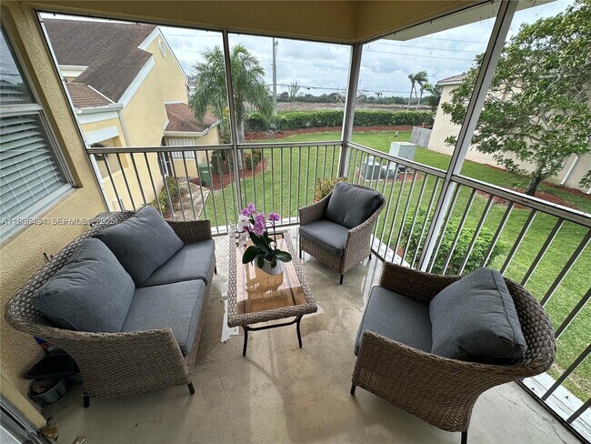 Building Photo - 2278 SE 27th Dr