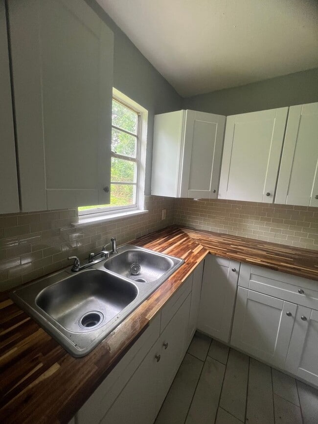 Building Photo - 3 Bedroom 1 Bath in Southern Hills