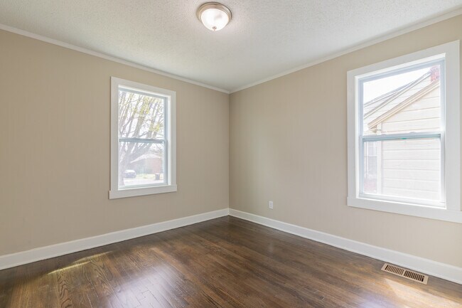 Building Photo - 1055 University St